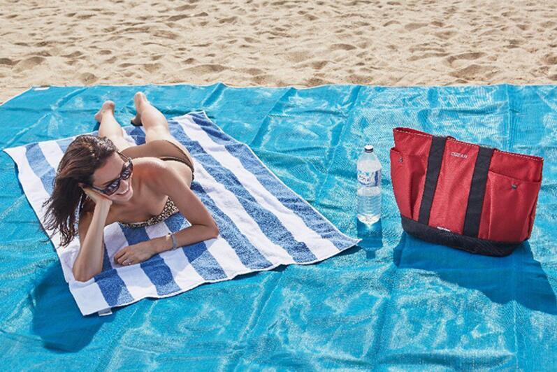 Folding Beach Mat with Sand Leak